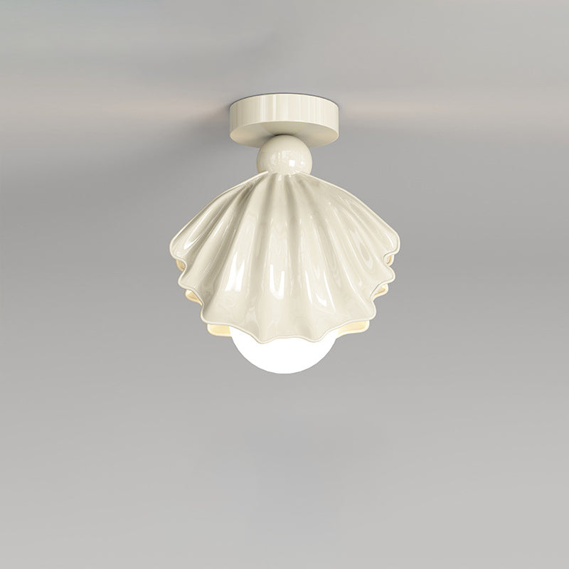Zeitgenössische, kreative, cremefarbene Deckenleuchte mit Muscheldesign aus Eisenharz und 1 Licht, halbbündige Montage für Wohnzimmer 
