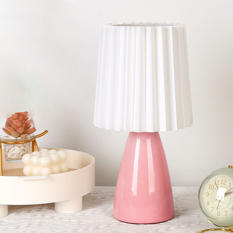 Zeitgenössische skandinavische Tischlampe mit plissiertem Stoffschirm und Glasfuß, 1-Licht, für das Schlafzimmer 