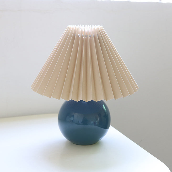Zeitgenössische Retro Plissee Stoff Runde Keramik Basis 1-Licht Tischlampe für Schlafzimmer