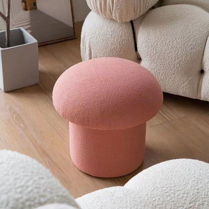 Moderner minimalistischer Zylinder-Hocker in Pilzform aus Sherpa-Fleece und Holz für den Schminktisch im Schlafzimmer 
