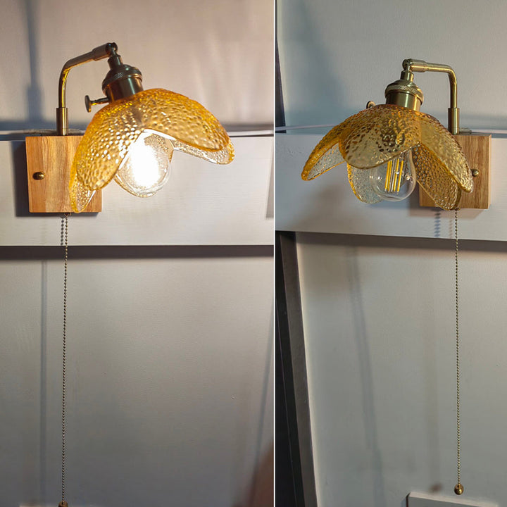 Lampe murale à tirette hémisphérique en bois, laiton, verre et fleur japonaise traditionnelle à 1 lumière pour chevet 