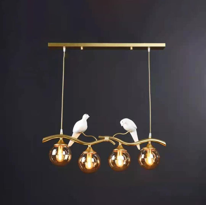 Zeitgenössischer kreativer Harzvogel-Glaskugelschirm 4-flammiger Insel-Kronleuchter für Wohnzimmer 