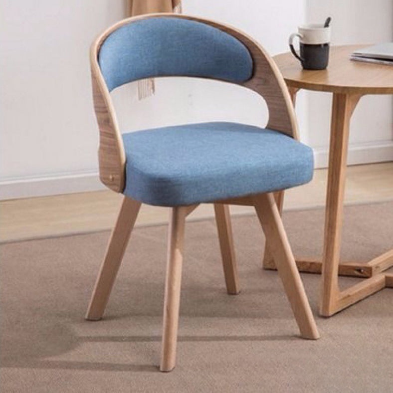 Chaise de salle à manger contemporaine en tissu nordique avec pieds en bois évasés et dossier courbé pour salle à manger 