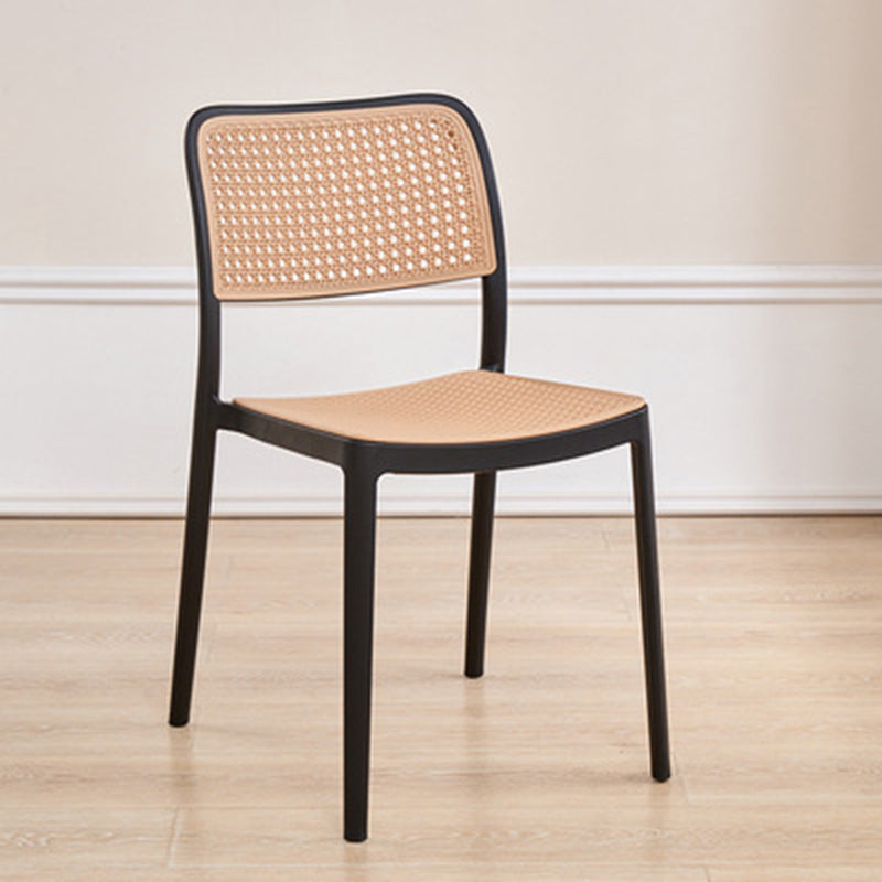 Chaise de salle à manger empilable en plastique ressemblant à du rotin carré à la simplicité contemporaine avec accoudoirs et dossier pour salle à manger 