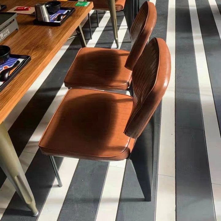 Zeitgenössischer industrieller Ölwachslack Leder Metall Schwamm Holz quadratischer vertikaler Streifen Esszimmerstuhl Rückenlehne Armlehne für Esszimmer 