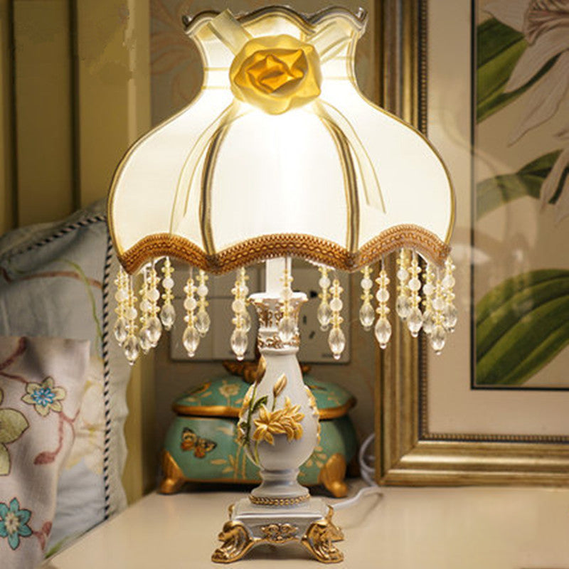 Traditional European Flower Pleated Fabric Resin Base 1-Light Table Lamp For Living Room