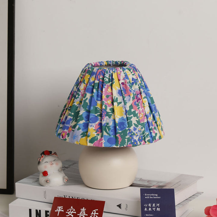 Lampe de table 1 lumière avec abat-jour en tissu à motif floral pastoral européen traditionnel et base ronde en céramique pour chambre 