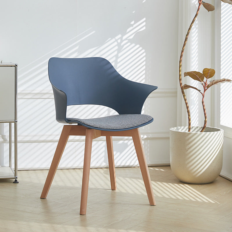 Zeitgenössischer nordischer quadratisch-trapezförmiger Stuhl aus PP-Kunststoff, Edelstahl und Lindenholz mit Rückenlehne für das Wohnzimmer 