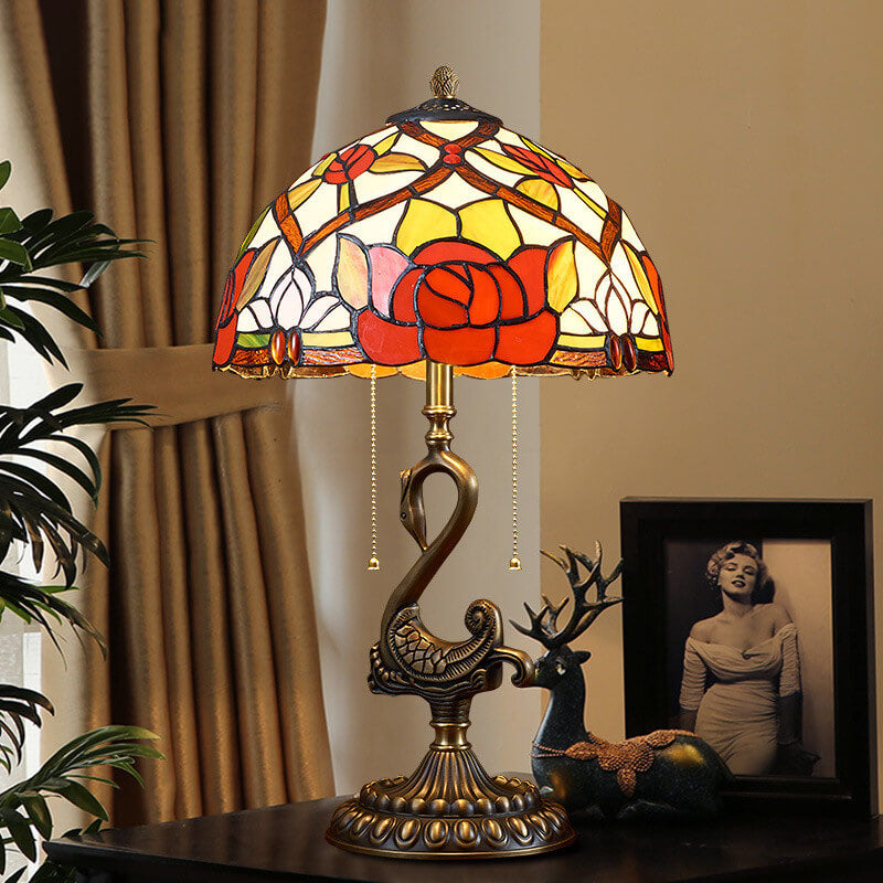 Traditionelle 2-flammige Tischlampe mit Schwanensockel aus Kupfer und europäischem Buntglas für Schlafzimmer und Homeoffice 