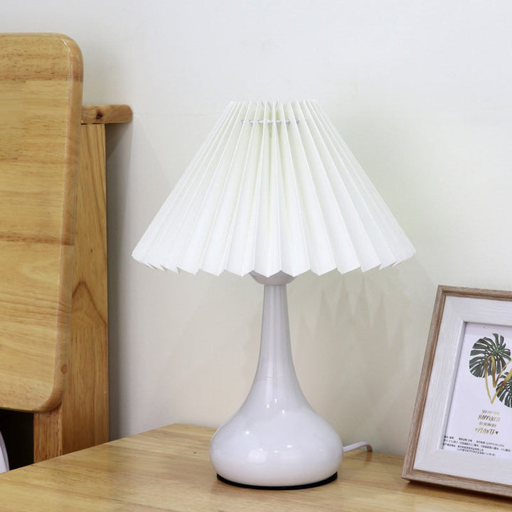 Lampe de table 1-lumière en métal et tissu avec abat-jour pliant minimaliste moderne pour chambre à coucher 