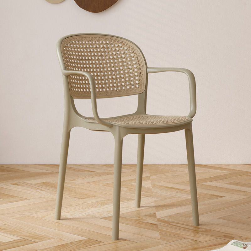 Chaise de salle à manger contemporaine nordique carrée en plastique imitation rotin avec dossier et accoudoirs pour salle à manger 