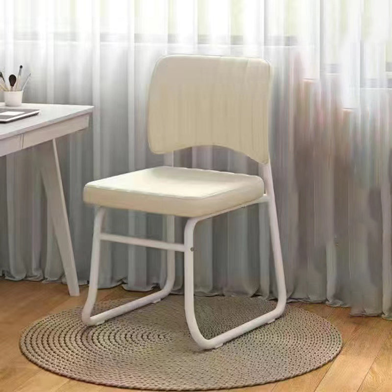 Moderner minimalistischer quadratischer PU-Leder stapelbarer Schreibtischstuhl mit Rückenlehne für das Home-Office 