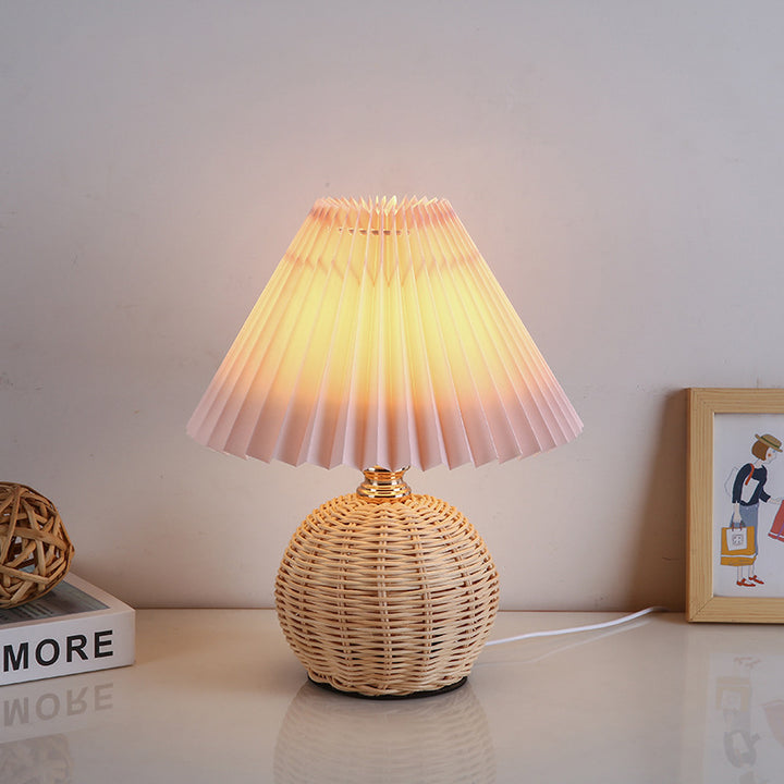 Zeitgenössische nordische Tischlampe aus Rattangewebe mit plissierter konischer Kugel, LED, für Schlafzimmer 