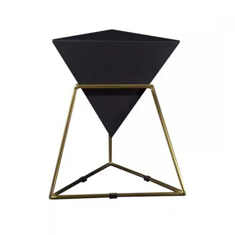Zeitgenössischer nordischer Dreieck-Pyramiden-Glas-Schiefer-Metall-Beistelltisch für das Bett 