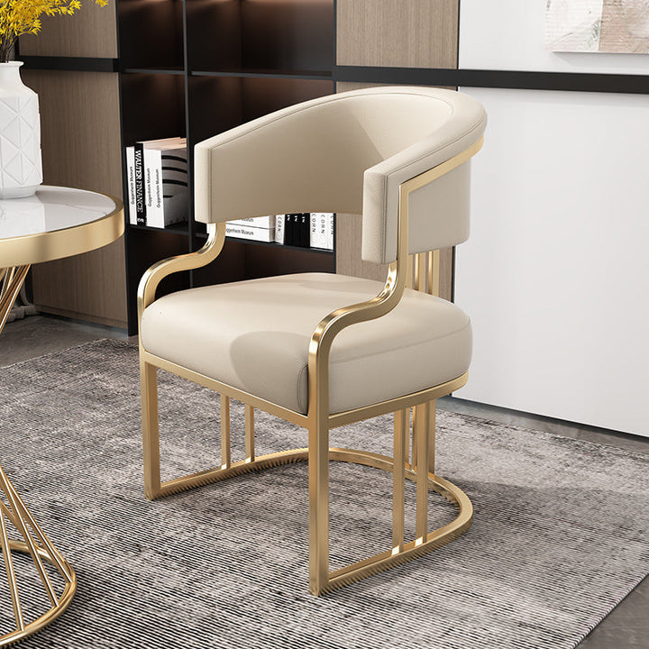 Moderner luxuriöser quadratischer Bogen-Faux-Nappa-Leder-Esszimmerstuhl aus Eisen mit Rückenlehne und Armlehnen für das Esszimmer 