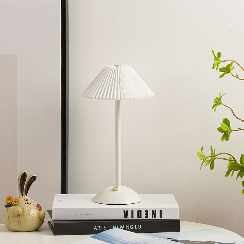 Lámpara de mesa contemporánea escandinava recargable de tela cónica plisada de 1 luz para mesita de noche 