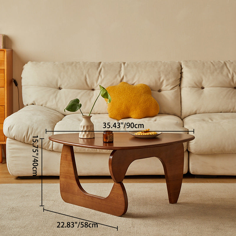 Traditioneller Vintage-Dreieck-Couchtisch mit abgerundeten Kanten aus massivem Gummibaumholz für das Wohnzimmer 