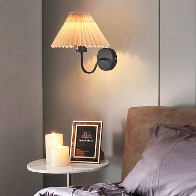 Lámpara de Aplique de Pared de 1 Luz de Tela de Hierro con Base de Disco Plisado Minimalista Moderna para Dormitorio 