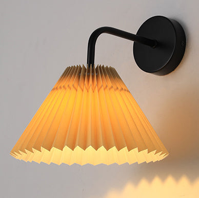 Zeitgenössische Einfachheit Plissee Kegel Eisen Stoff 1-Licht Wandleuchte Lampe für Wohnzimmer 