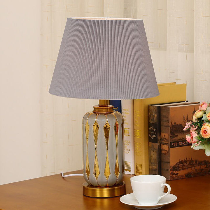 Moderne Luxus-Trapezvase Basis Keramik Stoff 1-Licht Tischlampe für Schlafzimmer 