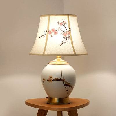 Lámpara de mesa de 1 luz con base de cerámica y pantalla de tela bordada con flor de ciruelo china tradicional para dormitorio 