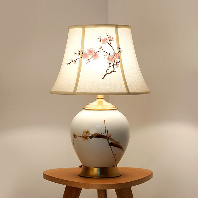 Lámpara de mesa de 1 luz con base de cerámica y pantalla de tela bordada con flor de ciruelo china tradicional para dormitorio 