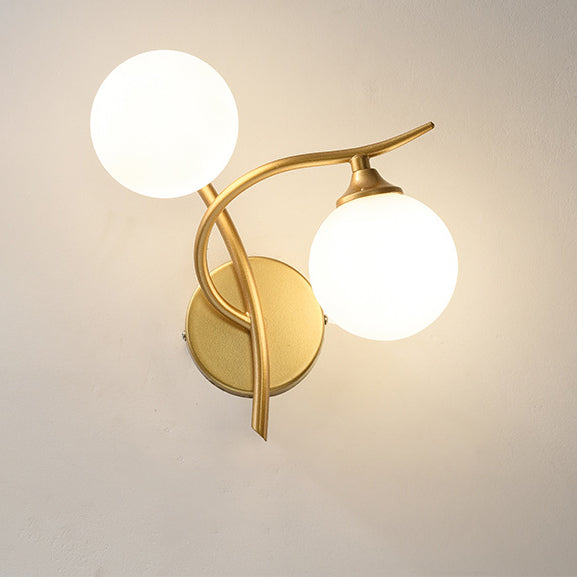 Applique murale à 2 lumières avec abat-jour en verre sphérique et ligne courbe en fer de simplicité contemporaine pour chambre 