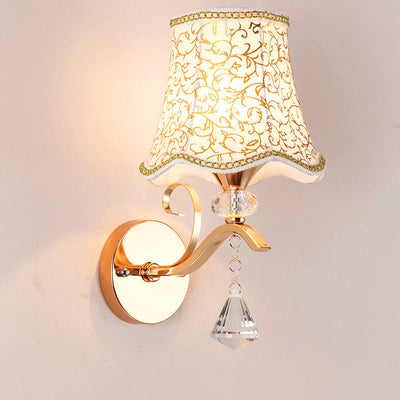 Traditionelle europäische Blumenstoff-Eisen-1/2-Licht-Wandleuchter-Lampe für Wohnzimmer 