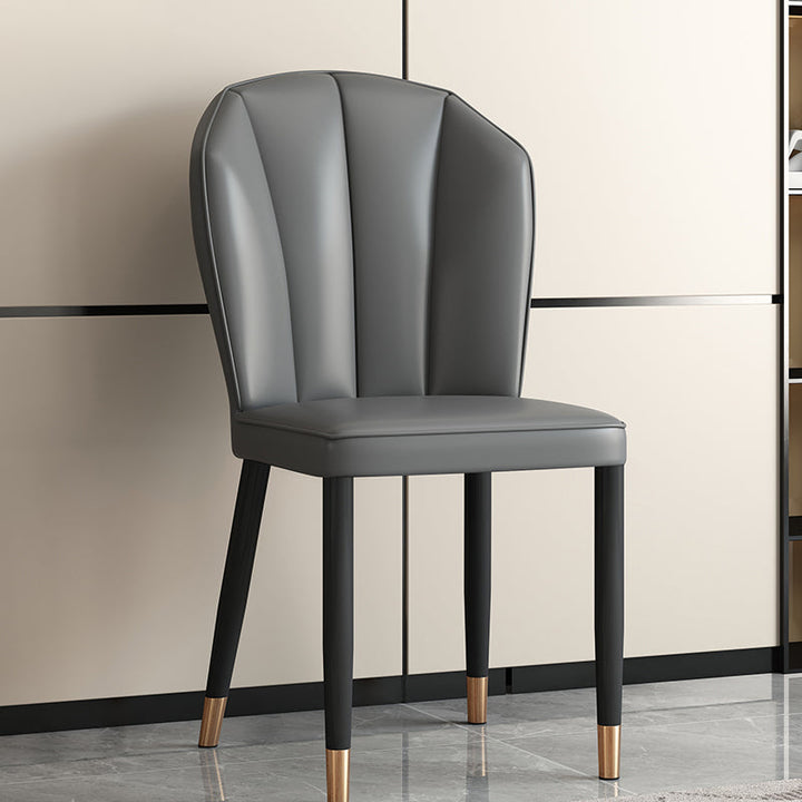 Chaise de salle à manger moderne en cuir artificiel de luxe en acier au carbone avec dossier en éponge carrée 