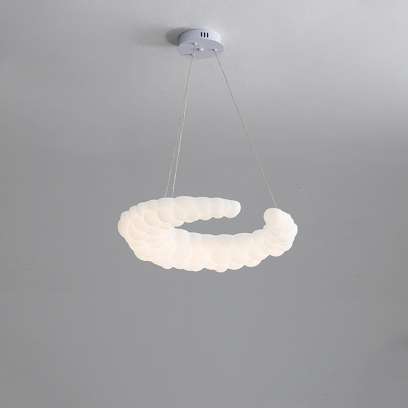 Moderner minimalistischer Crescent PE-Eisen-LED-Kronleuchter für Schlafzimmer 