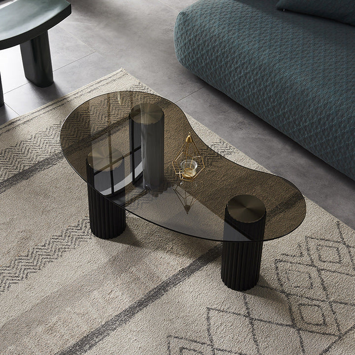 Zeitgenössischer skandinavischer atypischer Bogen-Teardrop-Kaffeetisch aus Fiberglas mit gehärtetem Glas für das Wohnzimmer 