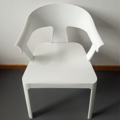 Chaise de salle à manger en plastique trapézoïdale minimaliste moderne avec dossier et accoudoirs pour salle à manger 