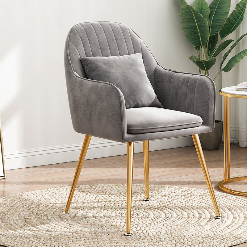 Chaise de salle à manger contemporaine scandinave en velours avec jambes en métal incurvées, dossier et accoudoirs 