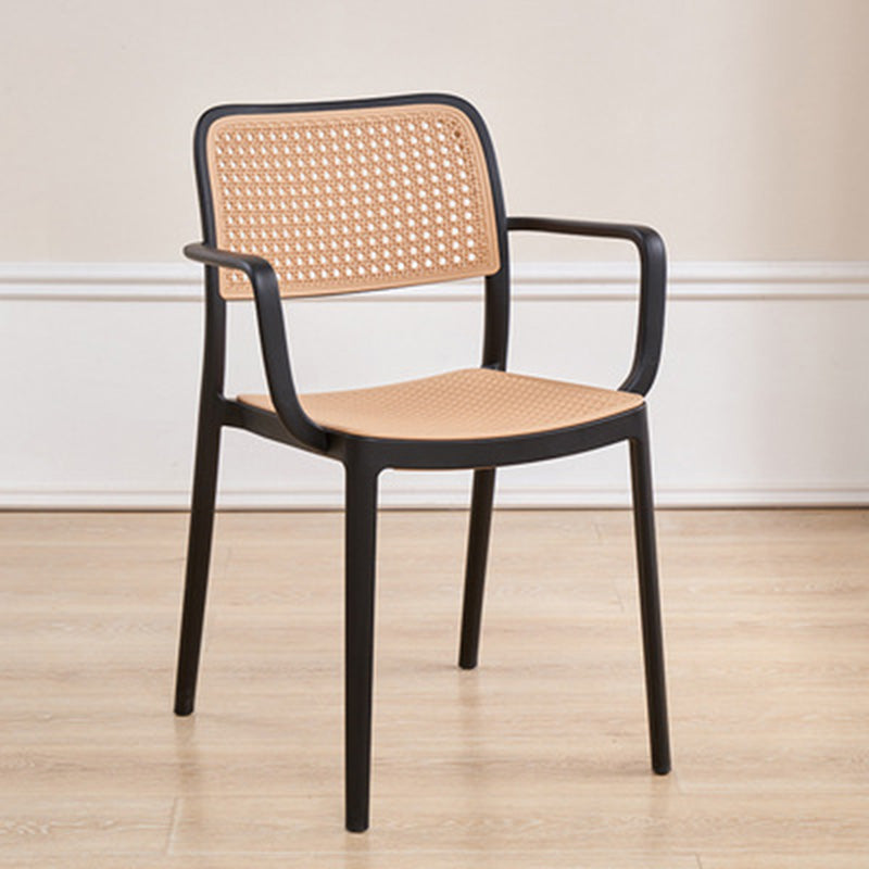 Chaise de salle à manger empilable en plastique ressemblant à du rotin carré à la simplicité contemporaine avec accoudoirs et dossier pour salle à manger 