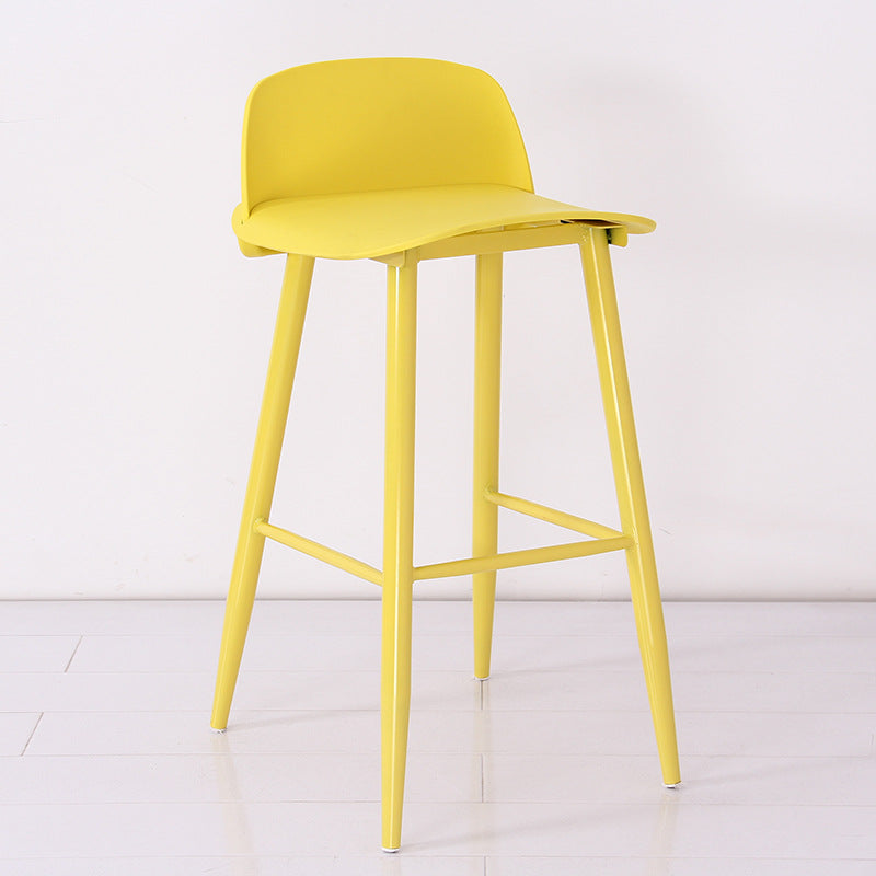 Moderner minimalistischer rechteckiger Barhocker aus Kohlenstoffstahl mit Kunststofflehne für das Esszimmer 
