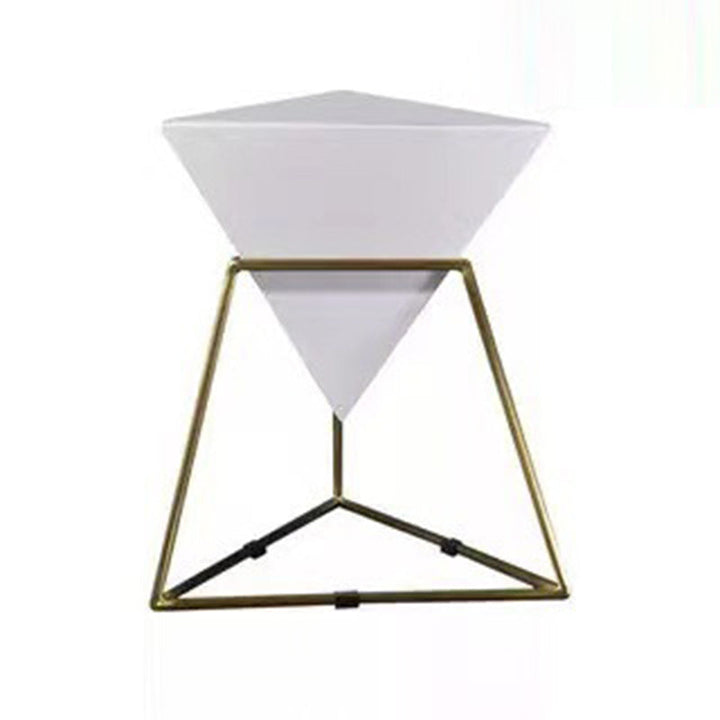 Zeitgenössischer nordischer Dreieck-Pyramiden-Glas-Schiefer-Metall-Beistelltisch für das Bett 