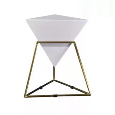 Zeitgenössischer nordischer Dreieck-Pyramiden-Glas-Schiefer-Metall-Beistelltisch für das Bett 