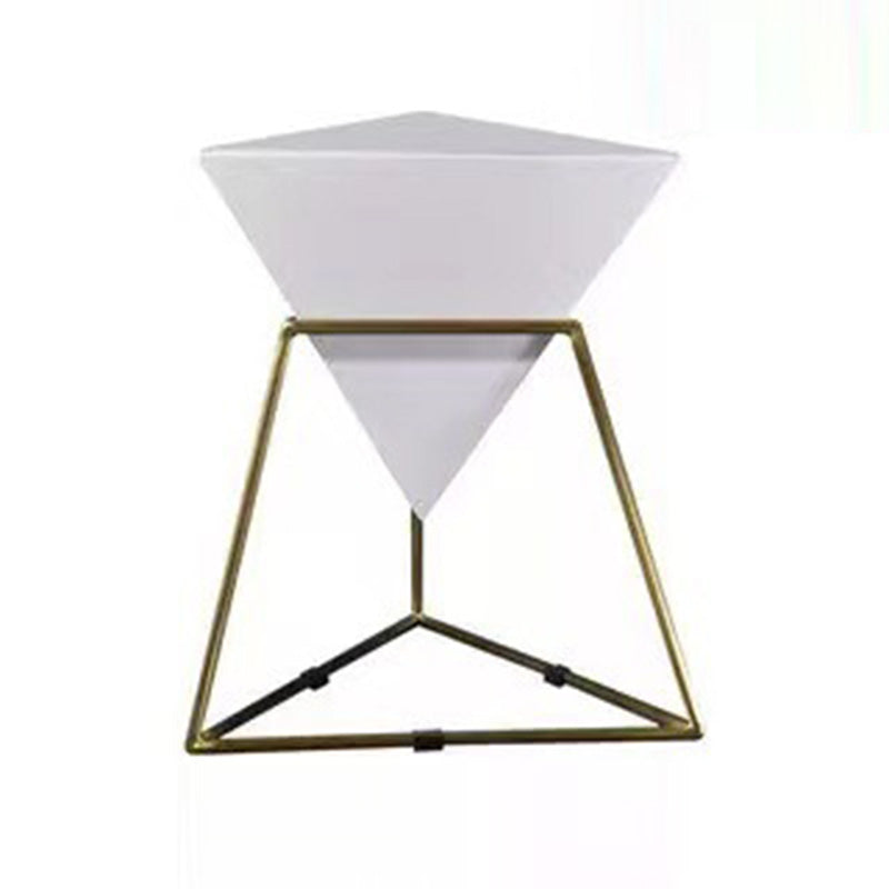 Zeitgenössischer nordischer Dreieck-Pyramiden-Glas-Schiefer-Metall-Beistelltisch für das Bett 