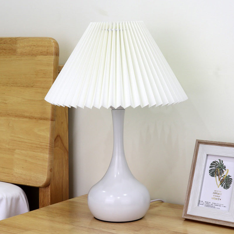 Lampe de table 1-lumière en métal et tissu avec abat-jour pliant minimaliste moderne pour chambre à coucher 