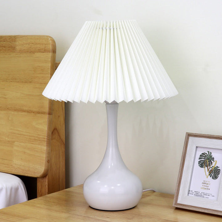 Lampe de table 1-lumière en métal et tissu avec abat-jour pliant minimaliste moderne pour chambre à coucher 