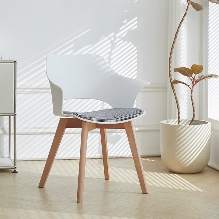 Zeitgenössischer nordischer quadratisch-trapezförmiger Stuhl aus PP-Kunststoff, Edelstahl und Lindenholz mit Rückenlehne für das Wohnzimmer 
