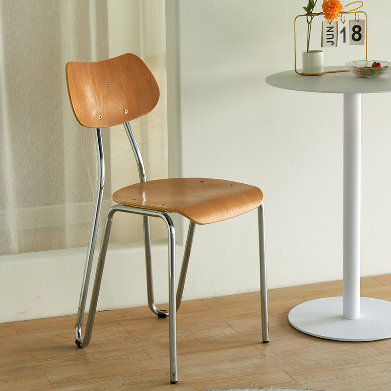 Moderner minimalistischer quadratischer Metall-Holz-Stuhl mit vier Beinen und Rückenlehne für das Wohnzimmer 