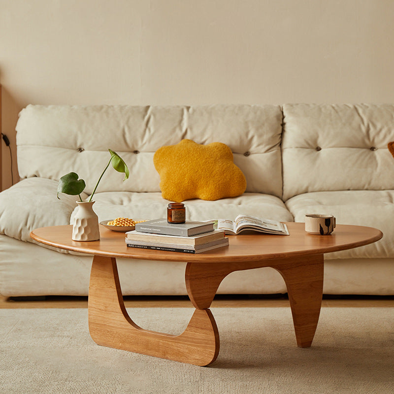 Traditioneller Vintage-Dreieck-Couchtisch mit abgerundeten Kanten aus massivem Gummibaumholz für das Wohnzimmer 