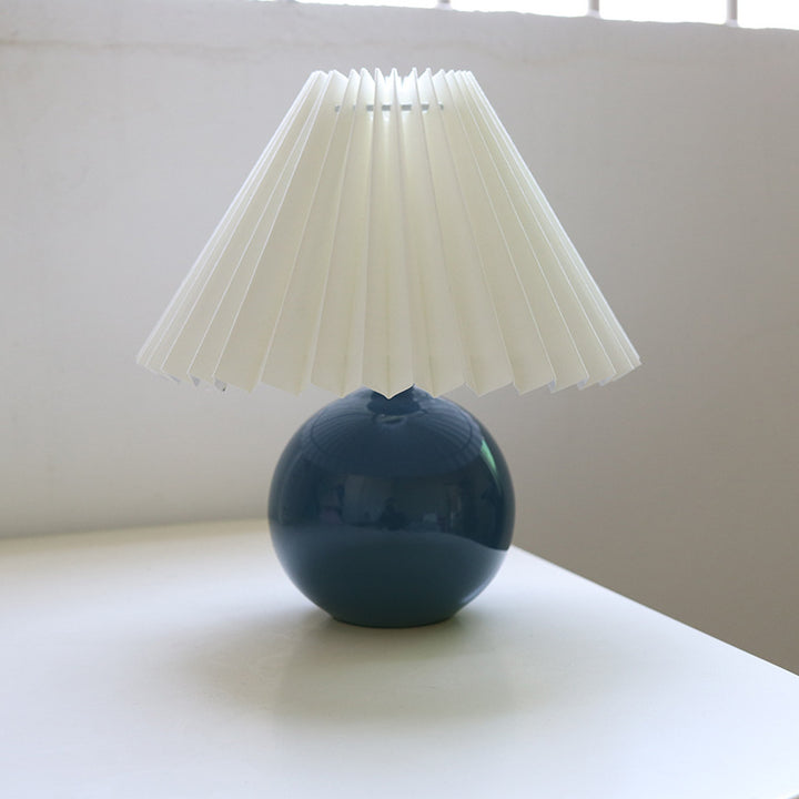 Zeitgenössische Retro Plissee Stoff Runde Keramik Basis 1-Licht Tischlampe für Schlafzimmer