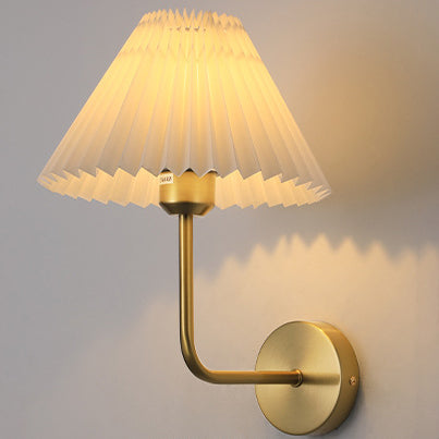 Zeitgenössische Einfachheit Plissee Kegel Eisen Stoff 1-Licht Wandleuchte Lampe für Wohnzimmer 