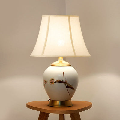 Lámpara de mesa de 1 luz con base de cerámica y pantalla de tela bordada con flor de ciruelo china tradicional para dormitorio 