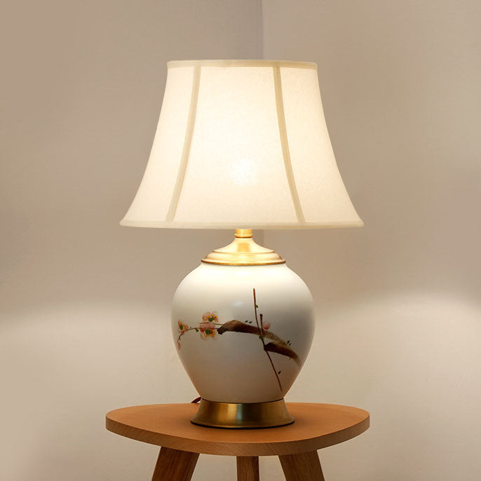 Lámpara de mesa de 1 luz con base de cerámica y pantalla de tela bordada con flor de ciruelo china tradicional para dormitorio 