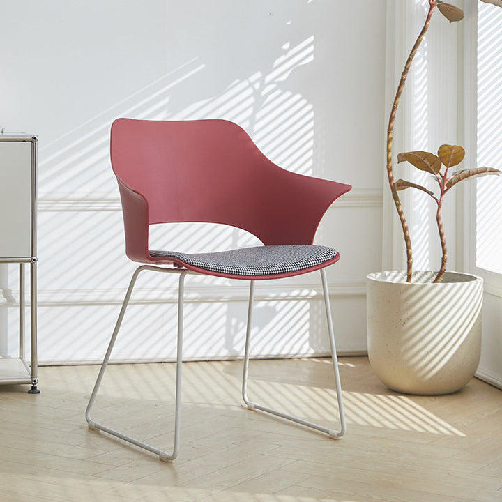 Zeitgenössischer nordischer quadratisch-trapezförmiger Stuhl aus PP-Kunststoff, Edelstahl und Lindenholz mit Rückenlehne für das Wohnzimmer 