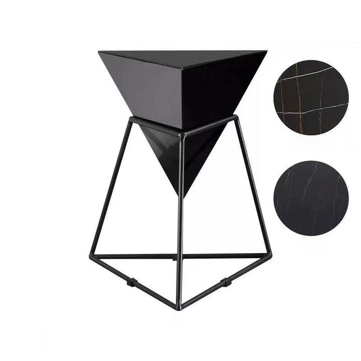 Zeitgenössischer nordischer Dreieck-Pyramiden-Glas-Schiefer-Metall-Beistelltisch für das Bett 