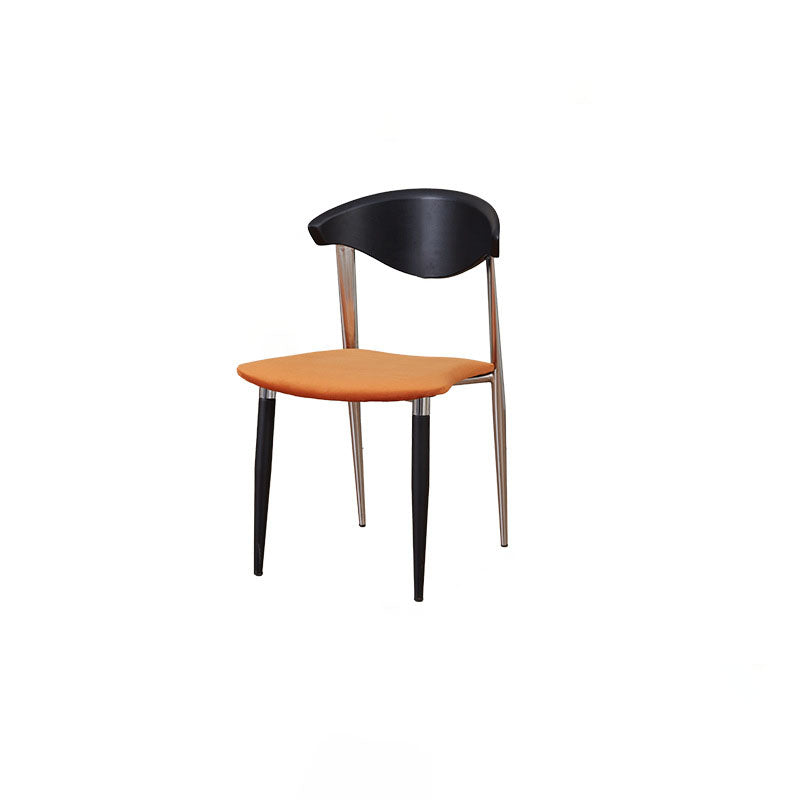Chaise de salle à manger contemporaine rétro en bois de hêtre, fer, velours, éponge carrée avec dossier incurvé pour salle à manger 